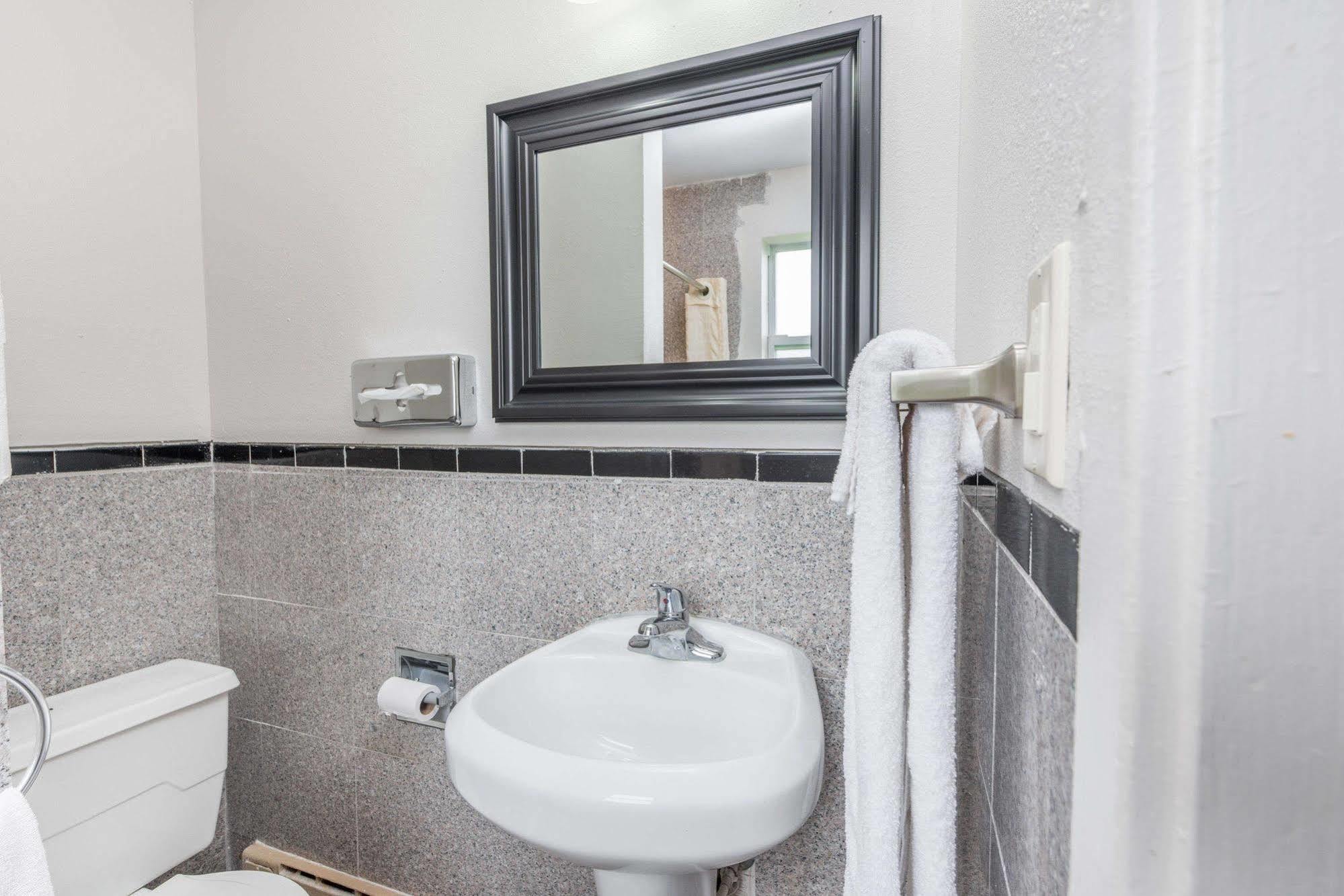 Rodeway Inn Pittsfield Экстерьер фото
